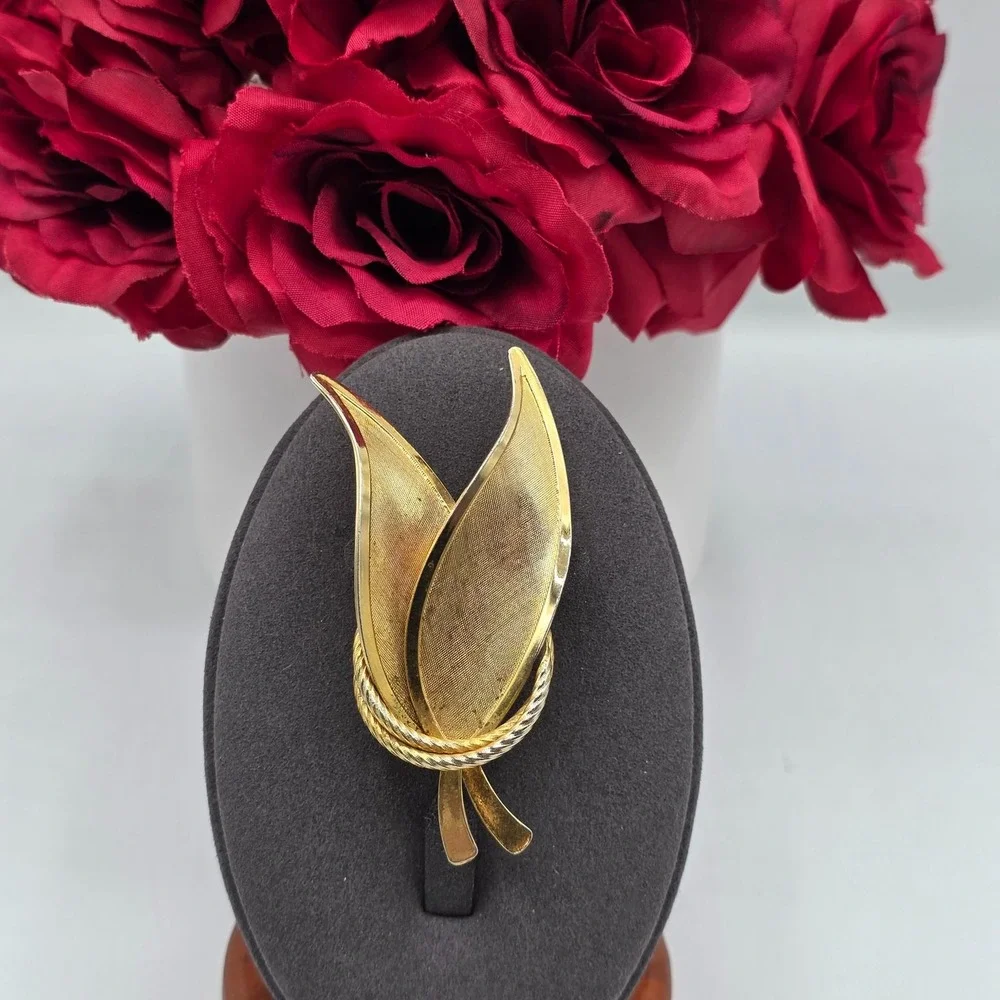 Vintage‎ Gold Tone Leaf Brooch Pin Textured Twisted Rope Design Jewelry